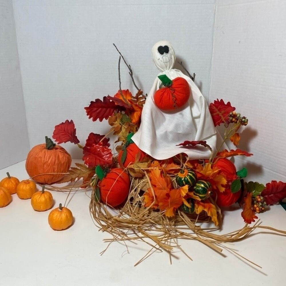 Centerpiece Halloween Ghost 7 Pumpkins Patch Foliage Handcrafted  14" x 12"